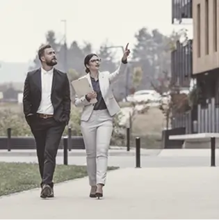 Deux personnes marchant en discutant.