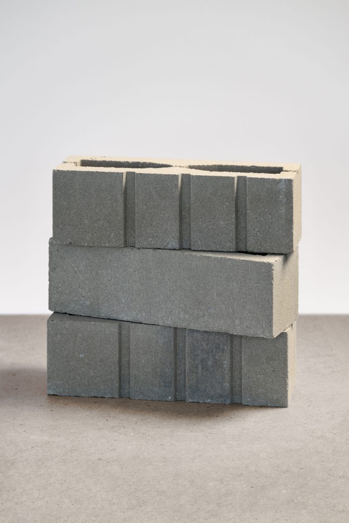Trois blocs de béton empilés.