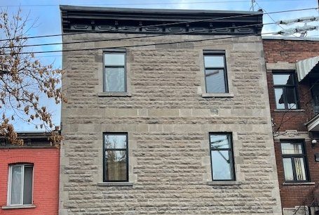 Bâtiment en pierre avec fenêtres