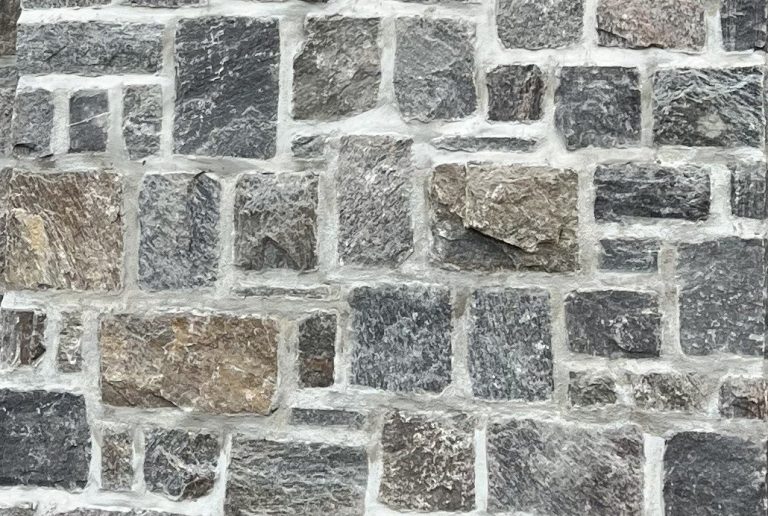 Pierre naturelle aux teintes variées.