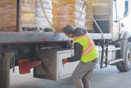 Homme travaillant sur un camion.
