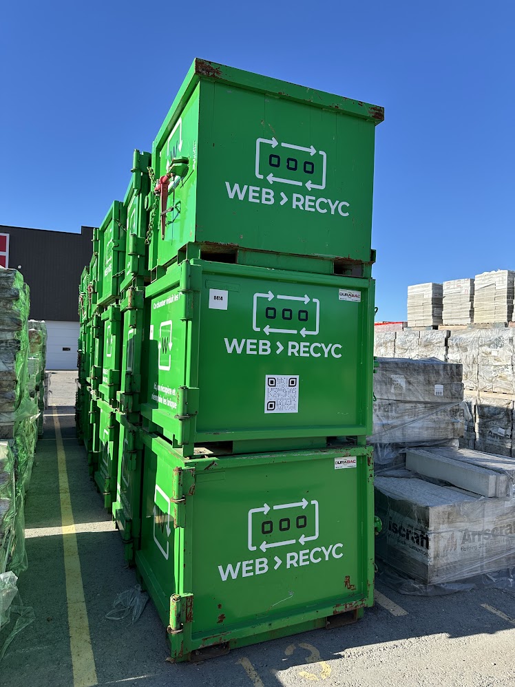 Bacs de recyclage verts empilés.