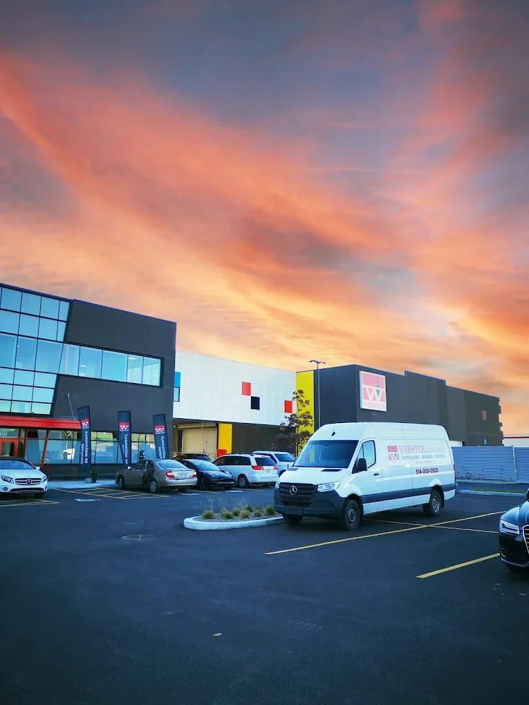 Bâtiment moderne avec logo Webster.