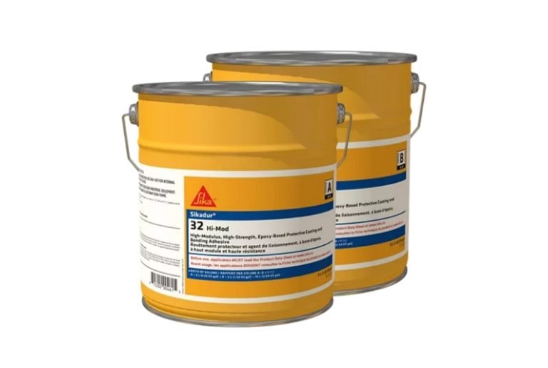 Seaux de résine époxy jaune.